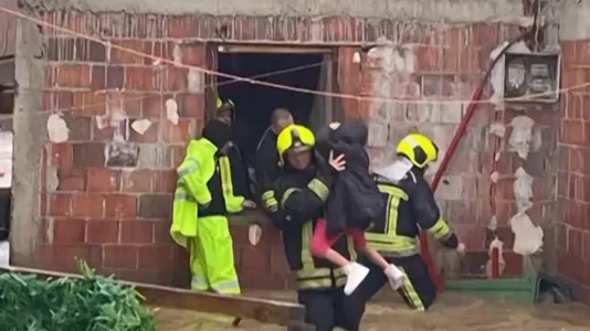 Në vijën e parë të shpëtimit, zjarrfikësit e Gjakovës sfiduan vërshimet