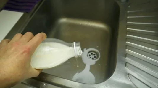 Arsyeja pse nuk duhet të derdhni qumështin në lavaman, por ja çfarë duhet të bëni