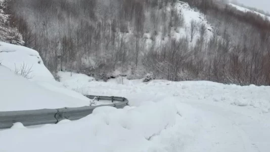 Bora arrin deri në 1 metër, situatë e vështirë në zonat malore të Korçës