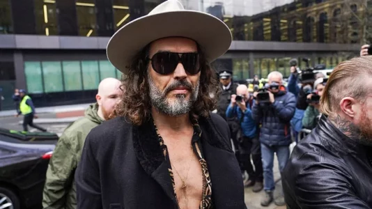 Komediani britanik Russell Brand i mohoi akuzat e reja për përdhunim dhe sulm seksual