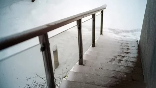 Mënyra më e lehtë për të hequr qafe akullin nga shkallët dhe hyrjet e jashtme