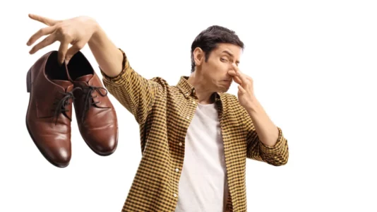 Dy zgjidhje të thjeshta që largojnë erën e keqe nga këpucët brenda një nate