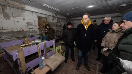 Shefi i NATO-s viziton Ukrainën