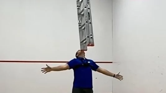 Burri mban shkallën në mjekër për 19 minuta