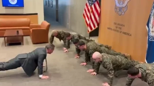 Ambasadori amerikan në OKB bën pompa me trupat në Gjenevë