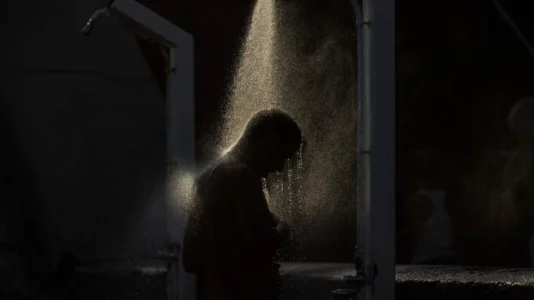 Ia vlen ta provoni: Ekspertët thonë se dushi në errësirë mund ta lehtësojë gjumin