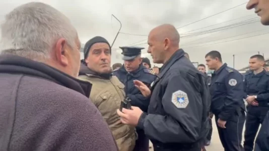 ​Tensione te tregu i automjeteve në Prishtinë, shitësit ilegal tentojnë ta bllokojnë rrugën