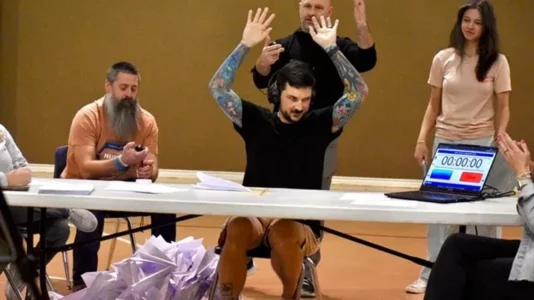 Një burrë nga Teksasi palos 250 aeroplanë letre në një orë