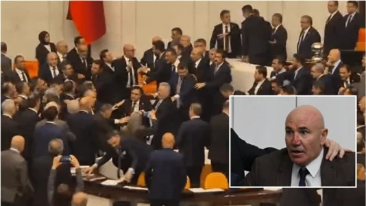 Përleshje me grushte, dikush përfundoi në spital – detaje dhe pamje nga incidenti në Parlamentin e Turqisë
