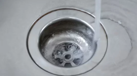 Truku me dy përbërës që largon erën e keqe nga lavamani