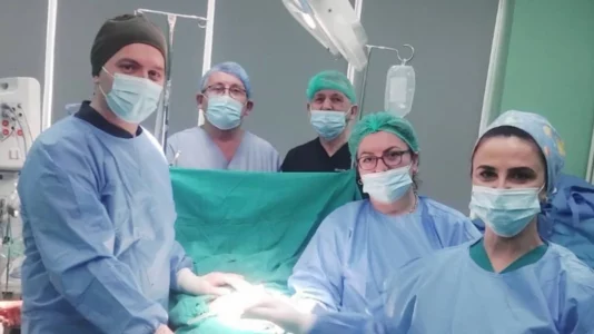 Në Spitalin e Mitrovicës hiqet me sukses një tumor rreth 4 kilogramë nga një paciente