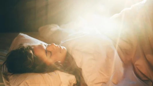 E njëjta ëndërr, natë pas nate? Ja çfarë po ju paralajmëron mendja juaj