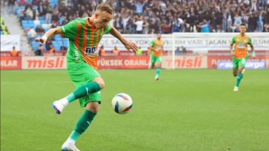 Florent Hadërgjonaj shënon supergol ndaj Basaksehirit