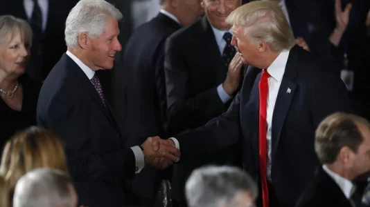 Familja Clinton tha se është gati të dëshmojë për rastin Epstein, reagon Trump