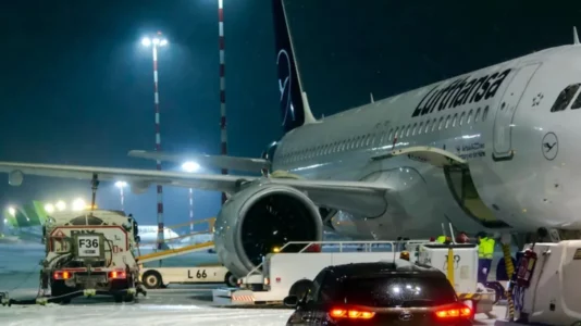 Rreth 500 pasagjerë thuhet se e kaluan natën të mbyllur në aeroplanë pasi stuhia e borës goditi Mynihun