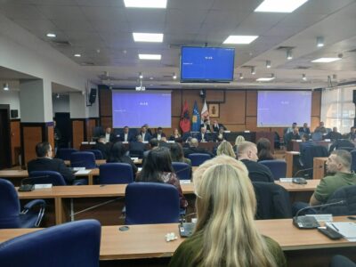 PDK dhe LVV në Prishtinë përplasen për përbërjen e Komitetit për Politikë dhe Financa