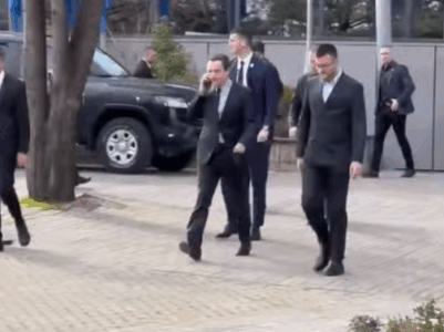 Edhe Kurti niset drejt Kuvendit, ku do të takohet me Abdixhikun (Video)