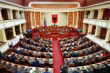 Gjyqi në Hagë, Kuvendi i Shqipërisë miraton deklaratën për pafajësinë e ish-liderëve të UÇK-së