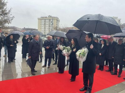 18-vjetori i pavarësisë, krerët e shtetit me homazhe te Monumenti i të Pagjeturve