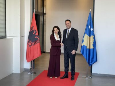 Spiropali pritet nga Konjufca,fillon takimi, me pas do të mbajnë një konferencë të përbashkët për media