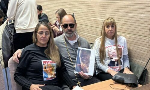 Me fotografinë e saj në duar e në bluza, prindërit e Maria Claras në seancën ku pritet të shpallet aktgjykimi për vrasjen e saj