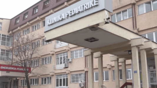 Grushta e shkelma: Publikohen pamjet e rrahjes mes dy kirurgëve në QKUK (VIDEO)