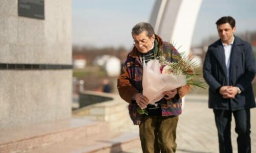 Ish prokurori kryesor në gjyqin kundër Millosheviqit viziton Memorialin Përkujtimor në Reçak, Buja: U takuam me të mbijetuar të masakrës