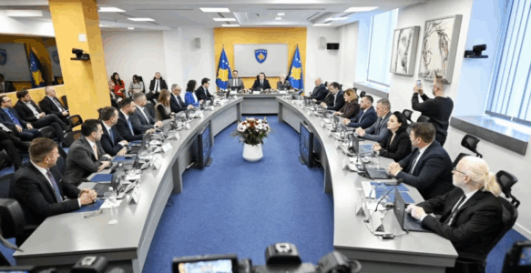 “Kurti 3” – Nga zotimi për reduktim te zgjerimi i kabinetit