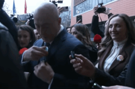 “Tu rrit nera”, Haradinaj futet në Kuvend me fotografinë e Calit