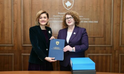 Mimoza Kusari e pranon detyrën nga Rozeta Hajdari: Pas 15 viteve rikthehem në krye të Ministrisë së Tregtisë