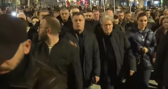 Berisha në shesh me protestuesit, nis tubimi me thirrjet: Rama ik