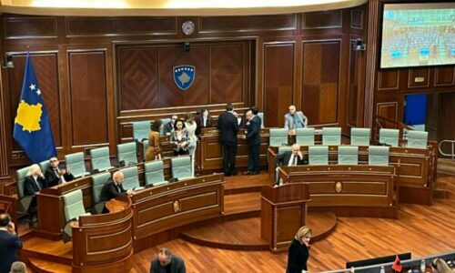 Fillon seanca e Kuvendit, betohen dy deputetë të rinj