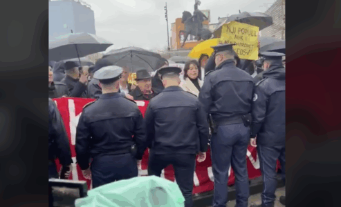 “Albin hajni, a po flejmë mbi qymyr”- Protestuesit me thirrje para objektit të Qeverisë