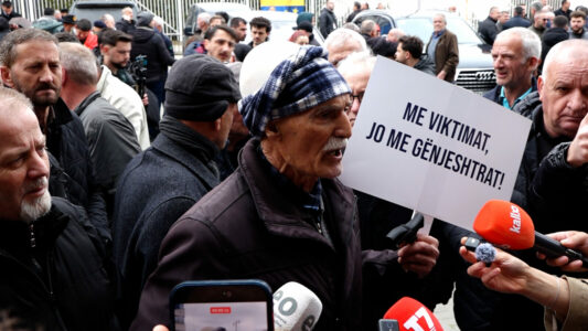 Protesta e OVL-UÇK kundër ekspozitës për masakra, qytetarët kërkojnë drejtësi