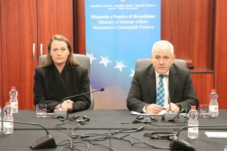 Sveçla del në terren për të zbatuar ‘lëshimin pe’ të Kurtit për serbët me dokumente të strukturave ilegale