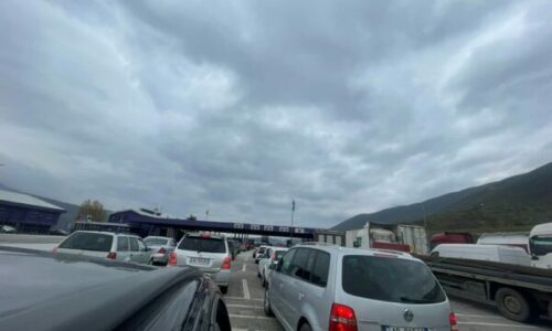 Ndeshja ndaj Turqisë, shqiptarët nisen drejt Kosovës – Krijohen kolona të gjatë në Morinë (FOTO)