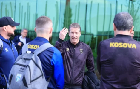 Foda largon dy lojtarë nga lista