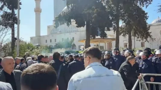 Tensionohet situata jashtë Kuvendit, protestuesit tentojnë të thyejnë kordonin e policisë