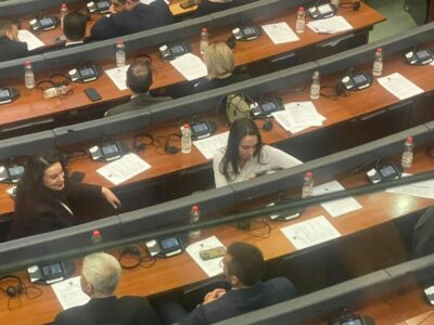 Deputetja e VV-së “merr masa”, kthehet mbrapsht për të mos iu parë telefoni