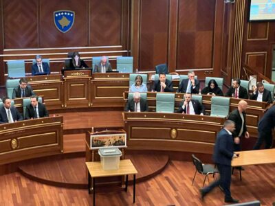 Albulena Haxhiu ‘krye n’veti’: Kërkon që të mblidhet Komisioni për Legjislacion, edhe pse s’ka kuorum