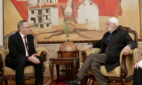 Hamza në Prekaz, pas homazheve takohet me Rifat Jasharin: Sakrifica e tyre na thërret ta forcojmë Kosovën