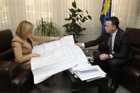 Qeveria i çon 1 milion euro në Mitrovicë të Jugut, Faton Peci nënshkruan me Ministren Kusari – Lila