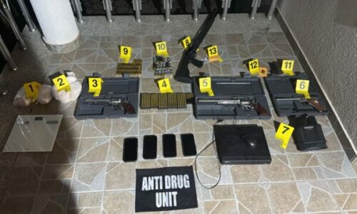Hetuesit infiltrohen brenda një grupi në Prizren që shiste narkotikë, sekuestrohen 2 kg heroinë, armë dhe para
