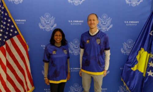 Ambasada e SHBA`së mesazh lojtarëve: Të gjithë ne po ju mbështesim – Luani fort dhe bëjeni Kosovën krenare