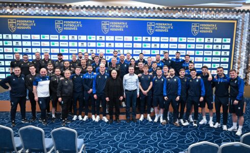 Kurti viziton Kombëtaren e Kosovës para finales me Turqinë: Pas jush është një komb i tërë