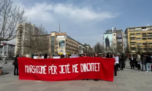 “Marshojmë, s’festojmë – njëra-tjetrën ne e mbrojmë”