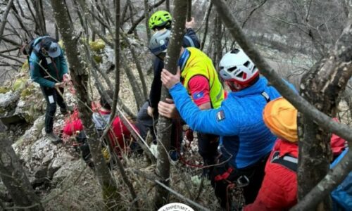 Ekipi i Kërkim-Shpëtimit Malor shpëton qytetarin e bllokuar në Pejë