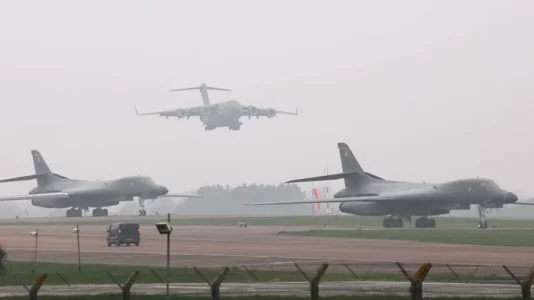 Bombarduesit amerikanë zbarkojnë në Britani, publikohen pamje