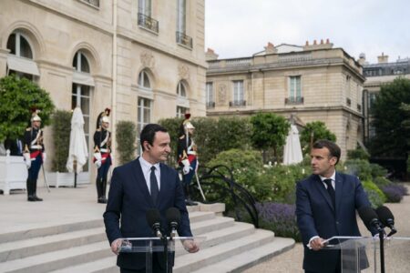 Macron – Kurtit në urimin për rizgjedhjen kryeministër: U takon t’i zbatoni angazhimet e marra në marrëveshjet e fundit me Serbinë