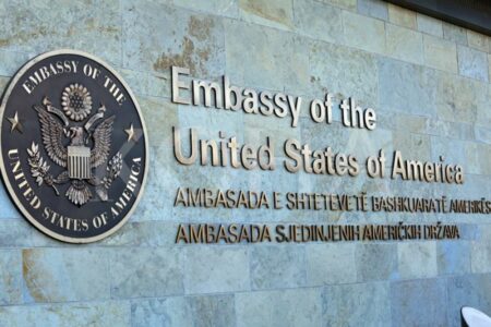 Ambasada Amerikane në Kosovë paralajmëron për rreziqe globale ndaj qytetarëve amerikanë: Situata kërkon vigjilencë të shtuar